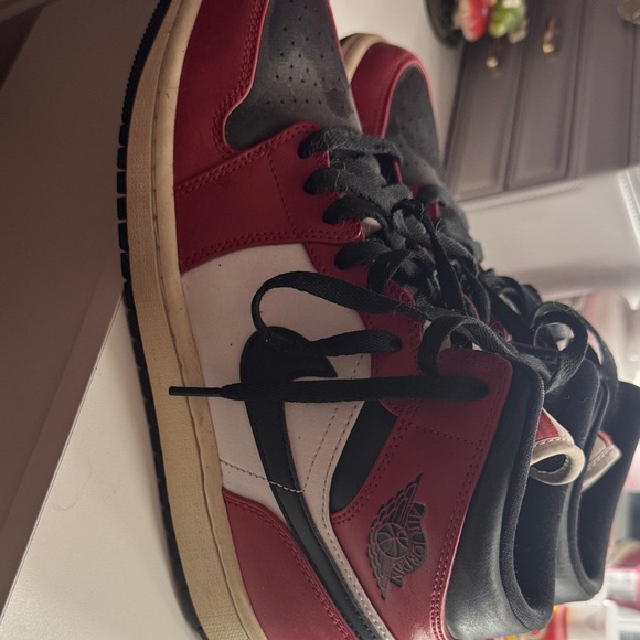 Jordan 1 chicago black toe mids - Picture 1 of 4